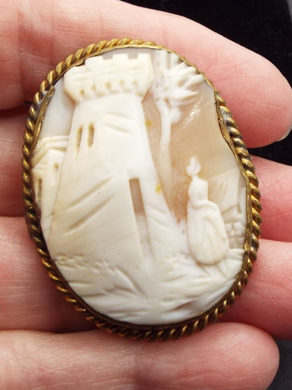 ANTIQUE VICTORIAN HANDCARVED SHELL CAMEO "MAIDEN AT THE CASTLE TURRET" PIN 65